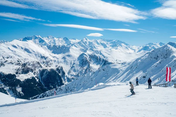 Hermosa Estación Esquí Medio Los Alpes Austríacos Cima Montaña —  Fotos de Stock