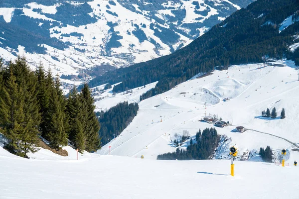 Hermosa Estación Esquí Justo Medio Las Montañas Los Alpes Austríacos — Foto de Stock