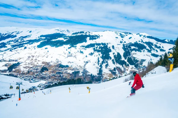Joven Snowboard Los Alpes Austríacos Haciendo Diferentes Trucos — Foto de Stock