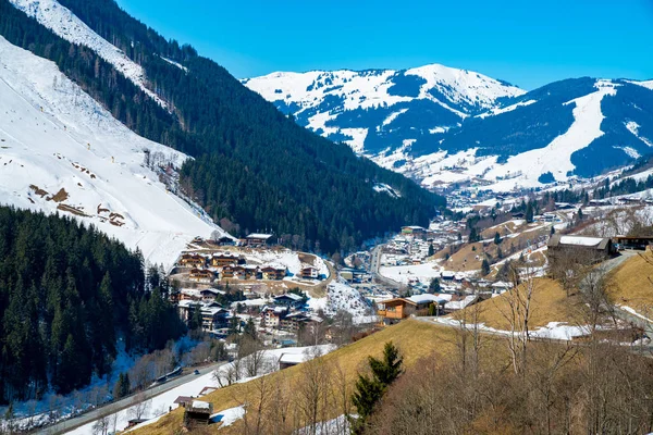 Beau Village Des Alpes Autrichiennes Pendant Journée Ensoleillée Hiver — Photo