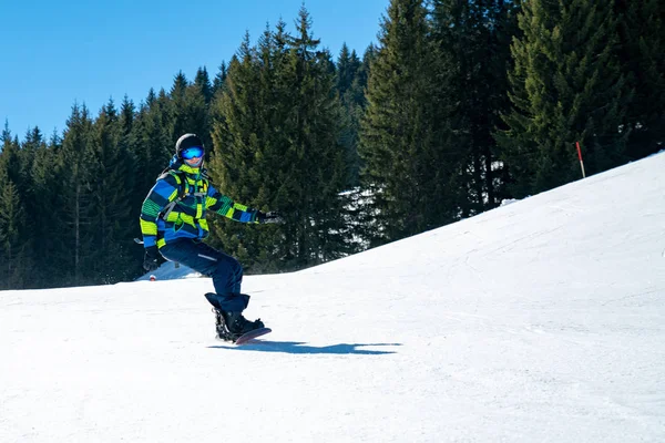 Genç Adam Avusturya Alplerinde Farklı Hile Yapma Snowboard — Stok fotoğraf