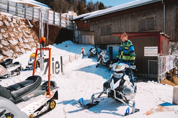 Березня 2018 Зальбах Австрія Молода Людина Катання Снігоходах Трек Середині — стокове фото