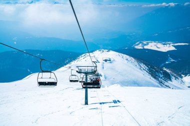 20 Mart 2018. Avusturya. Kayak liftleri ve teleferik snowboard kayak pistleri için getiren dağ kadar gidiyor. Kayak Merkezi.