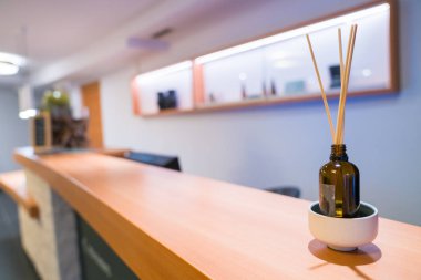 Güzel Spa iç tasarım Buhar ve ahşap Sauna, açık yüzme havuzu ve dinlenme, sakin ol alan. Güzel iç dekorasyon. 