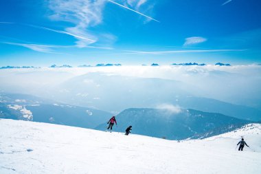 Güzel Kayak Merkezi Avusturya Alplerinde ortasında. Dağın.