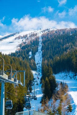 Şaşırtıcı kış kayak resort dağ manzaralı kayak pistlerine ve yüce dağlar.