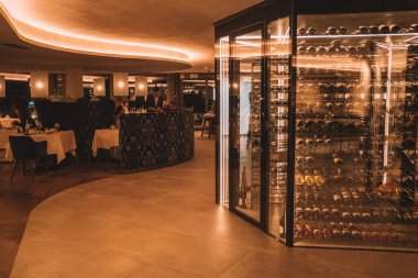 Avusturya, Saalbach. 20 Mart 2018. Güzel şarap oda ile geleneksel klasik lüks şarap şişe. 