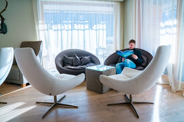 Saalbach Austria Alpina Hotel March 2018 Young Man Sitting Chair — Stock Photo, Image