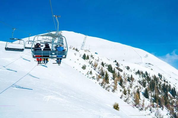 Março 2018 Áustria Elevadores Esqui Teleféricos Subindo Montanha Trazendo Snowboarders — Fotografia de Stock