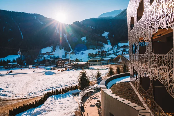 Saalbach 奥地利 2018年3月20日 美丽的景色从豪华阳台在阿尔卑斯 山和缆绳汽车在滑雪倾斜在奥地利阿尔卑斯 豪华酒店现代设计 — 图库照片