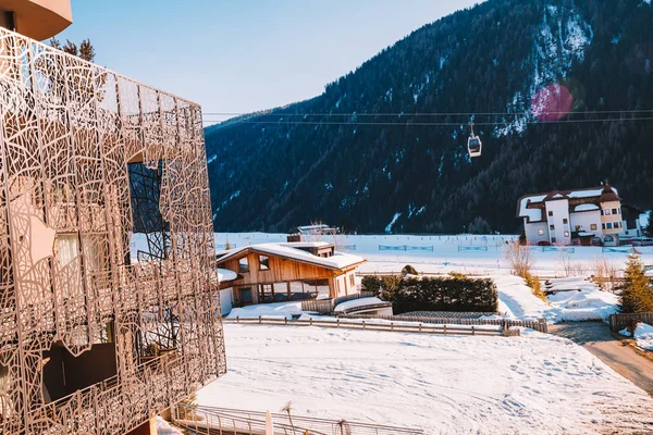 Saalbach 奥地利 2018年3月20日 美丽的景色从豪华阳台在阿尔卑斯 山和缆绳汽车在滑雪倾斜在奥地利阿尔卑斯 豪华酒店现代设计 — 图库照片