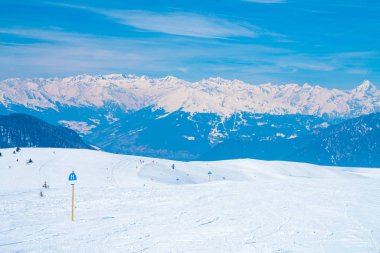 Şaşırtıcı kış kayak resort dağ manzaralı kayak pistlerine ve yüce dağlar.