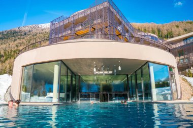 Saalbach, Avusturya. 25 Mart 2018. Güzel açık sıcak havuz başında Avusturya Alplerinde dağlarda. Dışarıda kış aylarında kayak merkezi sıcak havuzda yüzme.