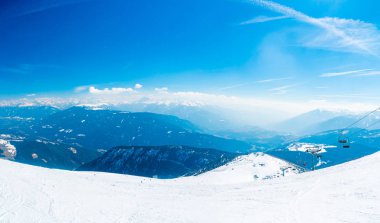 Şaşırtıcı kış kayak resort dağ manzaralı kayak pistlerine ve yüce dağlar.  