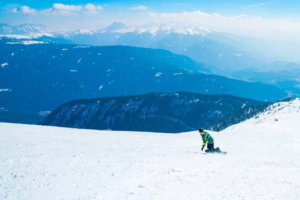 Snowboarder Bajando Las Pistas Los Alpes Austríacos Través Bosques Pistas —  Fotos de Stock
