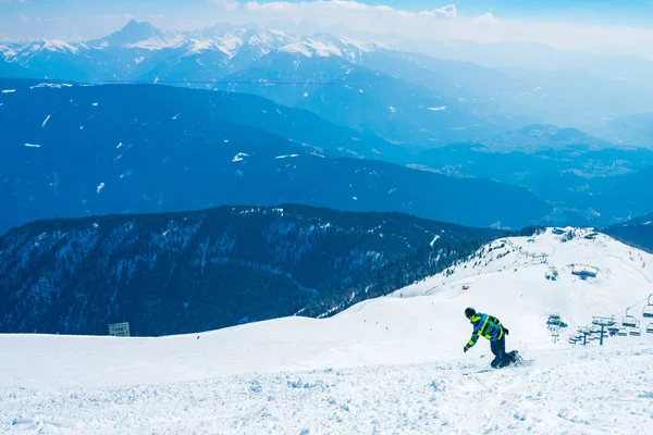 Snowboarder Descendo Encostas Alpes Austríacos Através Florestas Pistas Pistas Esqui — Fotografia de Stock