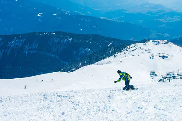 Snowboarder Descendo Encostas Alpes Austríacos Através Florestas Pistas Pistas Esqui — Fotografia de Stock