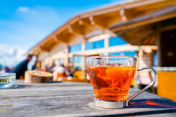 Φλιτζάνι Καυτό Τσάι Στη Βεράντα Χιονοδρομικό Κέντρο Στα Βουνά — Φωτογραφία Αρχείου