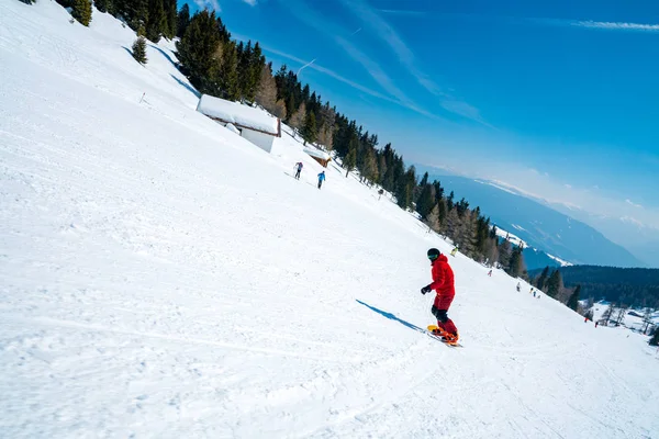 Snowboarder Bajando Las Pistas Los Alpes Austríacos Través Bosques Pistas —  Fotos de Stock