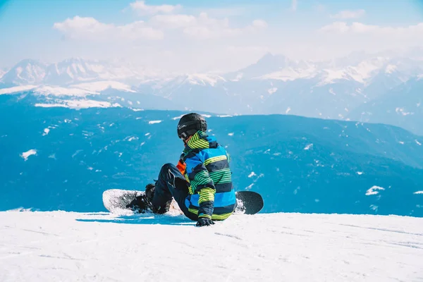 Saalbach Áustria Março 2018 Jovem Com Homem Snowboard Sentado Topo — Fotografia de Stock