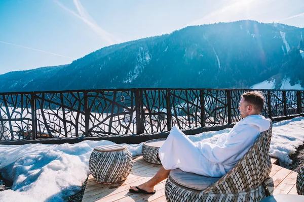 Ein Junger Mann Bademantel Chillt Winter Auf Einer Offenen Terrasse — Stockfoto