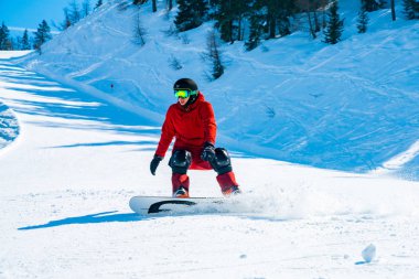 Saalbach, Avusturya. 10 Mart 2018. Snowboard ormanlar, yamaçları ve kayak pistlerine Avusturya Alpleri'nde aşağıya gidiyor. Kayak, snowboard Alps.