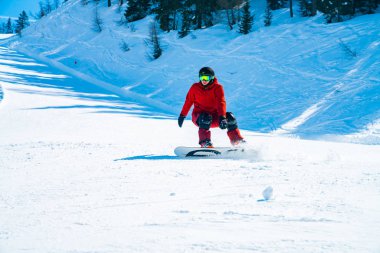 Saalbach, Avusturya. 10 Mart 2018. Snowboard ormanlar, yamaçları ve kayak pistlerine Avusturya Alpleri'nde aşağıya gidiyor. Kayak, snowboard Alps.