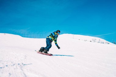 Snowboard ormanlar, yamaçları ve kayak pistlerine Avusturya Alpleri'nde aşağıya gidiyor. Kayak, snowboard Alps.