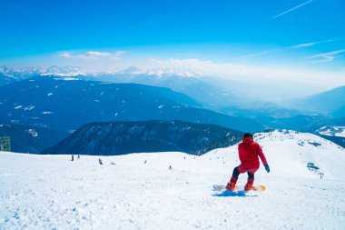 Snowboard ormanlar, yamaçları ve kayak pistlerine Avusturya Alpleri'nde aşağıya gidiyor. Kayak, snowboard Alps.