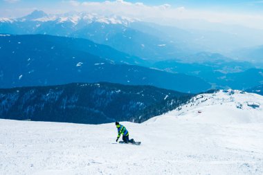 Snowboard ormanlar, yamaçları ve kayak pistlerine Avusturya Alpleri'nde aşağıya gidiyor. Kayak, snowboard Alps.