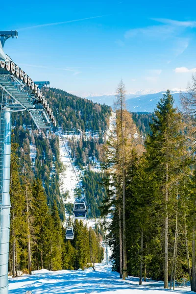 Дивовижний Зимовий Гірськолижний Курорт Вид Лижними Схилами Могутніми Горами — стокове фото