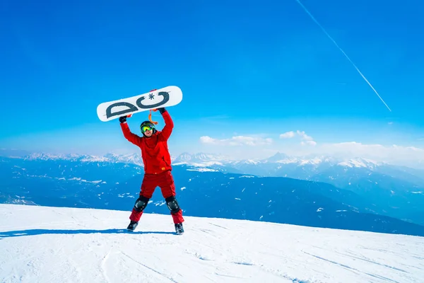 Saalbach Austria Marzo 2018 Joven Snowboarder Parado Cima Montaña Con —  Fotos de Stock