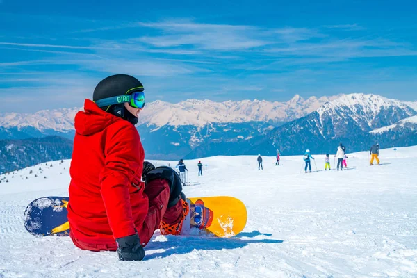 Saalbach Austria Marzo 2018 Joven Con Hombre Snowboard Sentado Cima —  Fotos de Stock