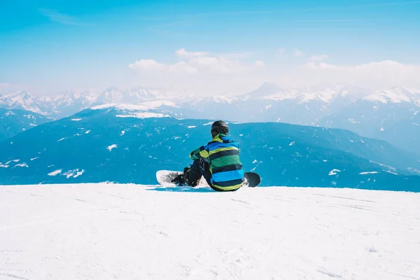 Saalbach Áustria Março 2018 Jovem Com Homem Snowboard Sentado Topo — Fotografia de Stock