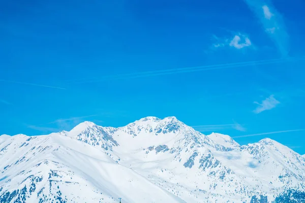 Amazing Winter Ski Resort Mountain View Skiing Slopes Mighty Mountains — Stock Photo, Image