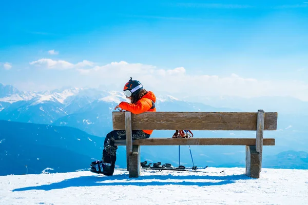 Saalbach Austria Marzo 2018 Joven Con Hombre Snowboard Sentado Cima —  Fotos de Stock