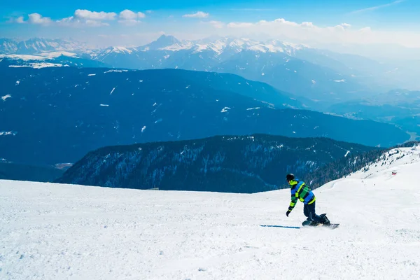 Snowboarder Descendo Encostas Alpes Austríacos Através Florestas Pistas Pistas Esqui — Fotografia de Stock
