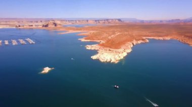 Havadan görünümü yukarıdan Lake Powell Nevada'da. Yakınındaki su jet ski ile Baraj Gölü nün güzel manzara.