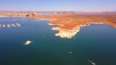 Havadan görünümü yukarıdan Lake Powell Nevada'da. Yakınındaki su jet ski ile Baraj Gölü nün güzel manzara.