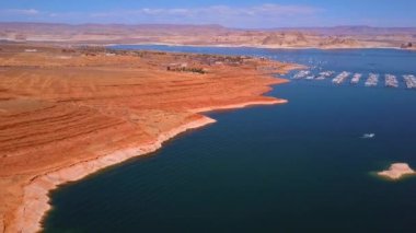 Havadan görünümü yukarıdan Lake Powell Nevada'da. Yakınındaki su jet ski ile Baraj Gölü nün güzel manzara.