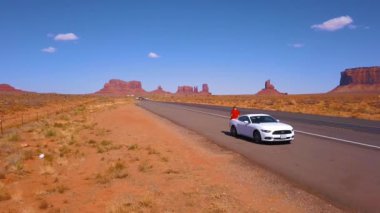 10 Temmuz 2018 - Utah, ABD: Beyaz Ford Mustang Anıt Vadisi Milli Parkı'nda yol kenarında park etmiş.