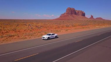10 Temmuz 2018 - Utah, ABD: Beyaz Ford Mustang Anıt Vadisi Milli Parkı'nda yol kenarında park etmiş.