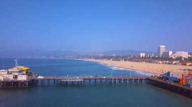 Venice beach California yakınındaki Santa Monica pier eğlence parkının havadan görünümü.