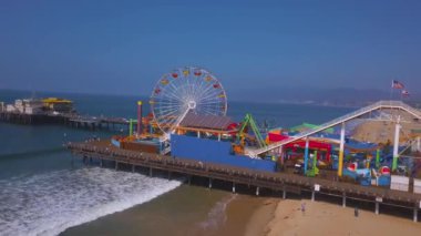 Venice beach California yakınındaki Santa Monica pier eğlence parkının havadan görünümü.