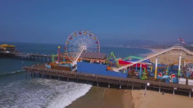 Venice beach California yakınındaki Santa Monica pier eğlence parkının havadan görünümü.