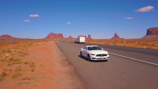 Temmuz 2018 Utah Abd Beyaz Ford Mustang Anıt Vadisi Milli — Stok video