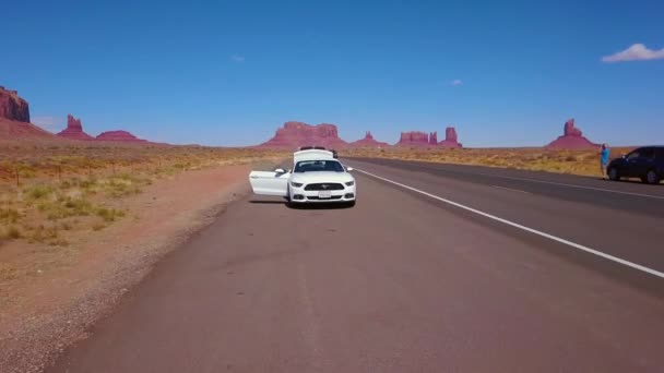 Juli 2018 Utah Usa Weißer Ford Mustang Straßenrand Monument Valley — Stockvideo