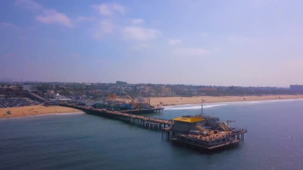 Luftaufnahme Des Vergnügungsparks Santa Monica Pier Der Nähe Des Strandes — Stockvideo