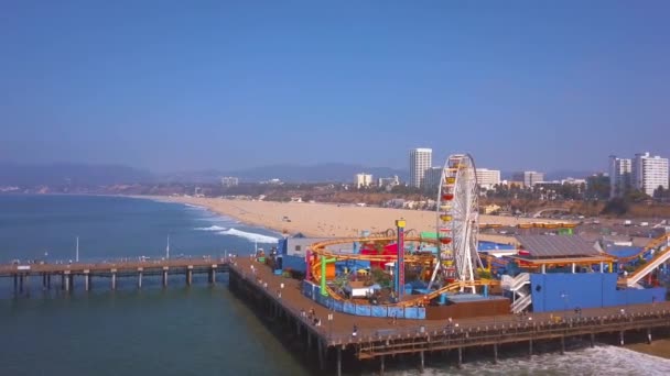 Luftaufnahme Des Vergnügungsparks Santa Monica Pier Der Nähe Des Strandes — Stockvideo