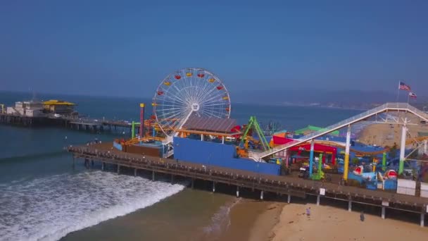 Αεροφωτογραφία Του Santa Monica Pier Λούνα Παρκ Κοντά Παραλία Της — Αρχείο Βίντεο